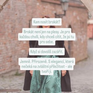 Brokát jen na ples? Ale kdeže. Tvoje elegance si zaslouží víc prostoru. Tohle není sukně, kterou si necháš na zvláštní...